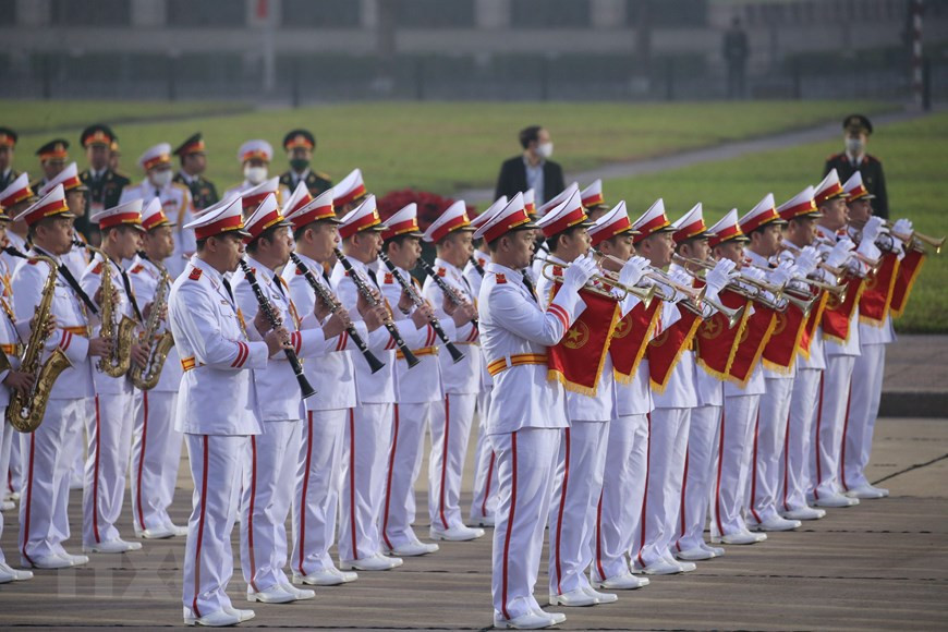  La troupe de musique de l'Armée populaire du Vietnam joue de la musique au mausolée du Président Hô Chi Minh. Photo : VNA