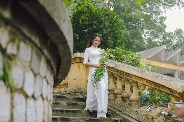 La beauté d'une femme hanoïenne portant l’ao dai. 