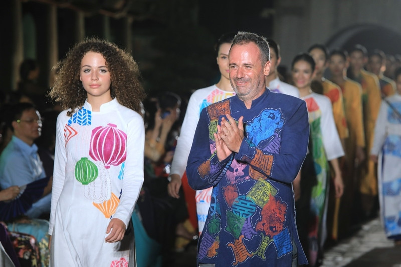  Des modèles étrangers portent l’ao dai du Vietnam.