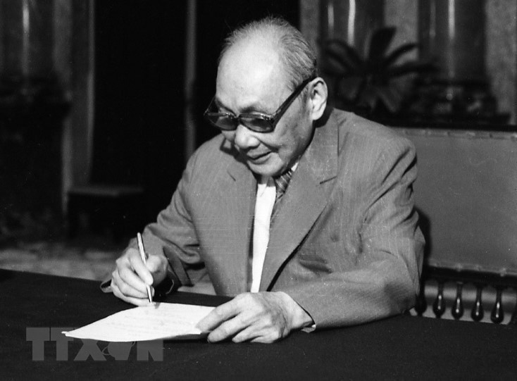  Le président du Conseil d'Etat Vo Chi Cong signe le décret proclamant la Constitution de la République socialiste du Vietnam de 1992, le 13 avril 1992. Photo: VNA