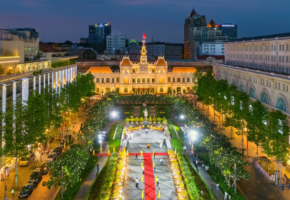  Le siège du Comité populaire de Hô Chi Minh-Ville est l'un des bâtiments classiques les plus emblématiques de la ville. Il a été construit de 1898 à 1909 en style rococo, conçu par l'architecte Femand Gardès. Depuis la réunification du pays en 1975, ce bâtiment est devenu le siège du Comité populaire de la ville. Photo : Vietnam Illustré