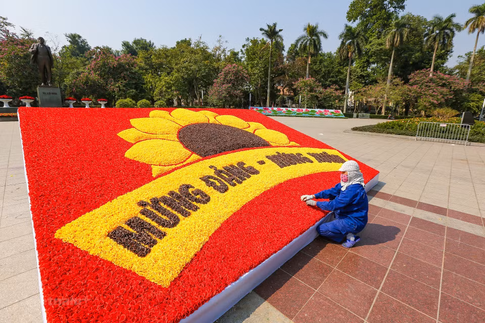  La décoration au parc Lénine a été achevée. Photo : Vietnamplus 