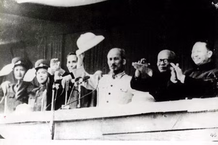  Le 1er janvier 1955, le Comité central du Parti, le gouvernement et le Président Ho Chi Minh retournent dans la capitale après près de 9 ans de travail dans le Viet Bac. Photo : Archives/VNA 