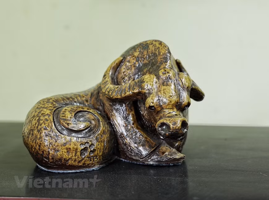  Les buffles en céramique de l'artisan Tran Nam Tuoc sont en différentes postures. Photo: Vietnam + 