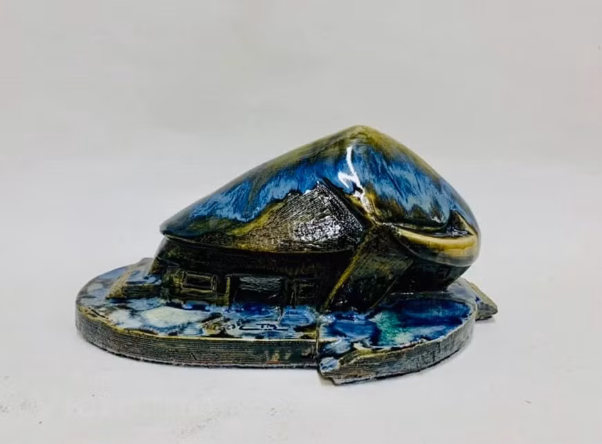 Une œuvre dans la collection unique de buffles en céramique créée par l'artisan Tran Nam Tuoc. Photo: Vietnam + 