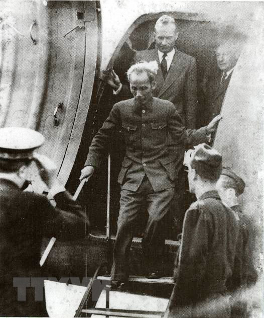  La visite en France de plus de 4 mois (du 31 mai au 20 octobre 1946) du Président Ho Chi Minh en tant que chef de l'Etat de la République démocratique du Vietnam était l'une des activités diplomatiques les plus importantes du gouvernement vietnamien de 1945 à 1946 pour sauver la paix du pays. Photo : Archives/VNA