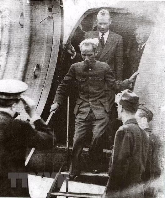  La visite en France de plus de 4 mois (du 31 mai au 20 octobre 1946) du Président Ho Chi Minh en tant que chef de l'Etat de la République démocratique du Vietnam était l'une des activités diplomatiques les plus importantes du gouvernement vietnamien de 1945 à 1946 pour sauver la paix du pays. Photo : Archives/VNA 