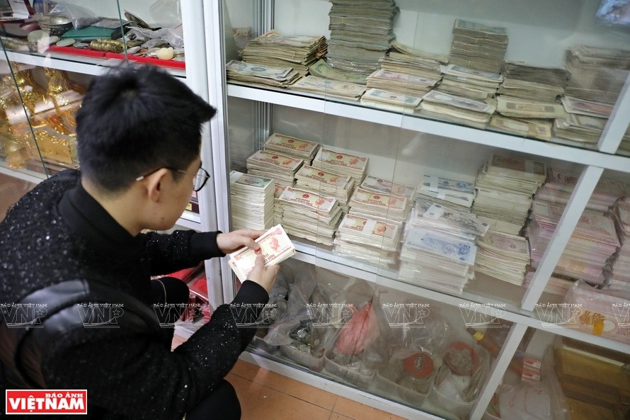  Dans la collection de Hung Ba, des monnaies anciennes ayant de beaux numéros de série sont soigneusement conservées. Photo: Vietnam Illustré