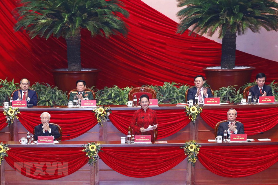  Au nom du présidium, la présidente de l’Assemblée nationale, Nguyen Thi Kim Ngan, préside la cérémonie de clôture du 13e Congrès national du Parti communiste du Vietnam (PCV). Photo : VNA