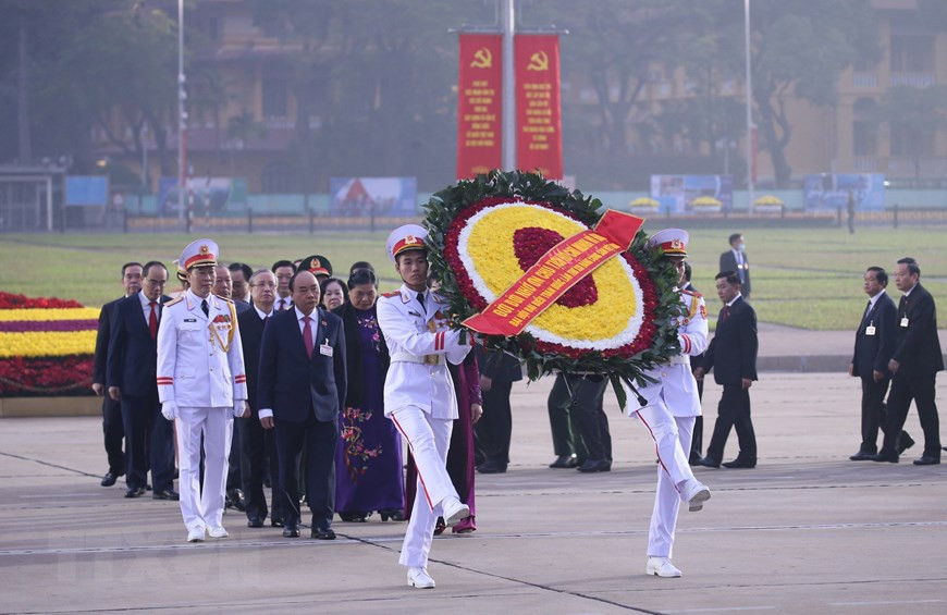  Les dirigeants du Parti et de l’État du Vietnam et des délégués ont déposé des couronnes de fleurs et rendu hommage au Président Ho Chi Minh en son mausolée à Hanoï avant l’ouverture du 13e Congrès national du Parti. Photo : VNA