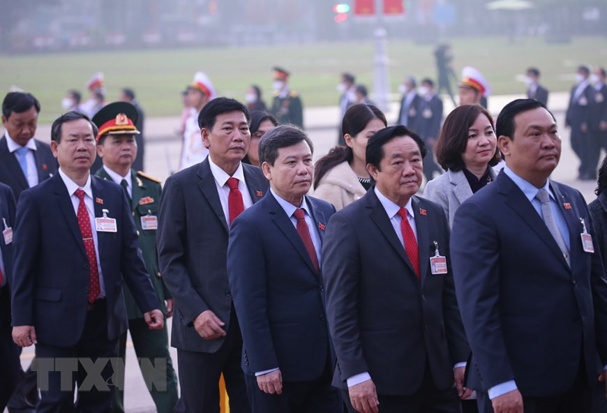  Les dirigeants du Parti et de l’État du Vietnam et des délégués ont déposé des couronnes de fleurs et rendu hommage au Président Ho Chi Minh en son mausolée à Hanoï avant l’ouverture du 13e Congrès national du Parti. Photo : VNA