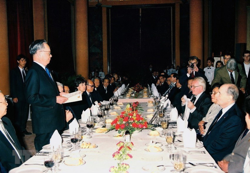  Le 9 février 1993, au palais présidentiel, le chef de l'État, Le Duc Anh, prononce un discours lors du banquet en l’honneur du président français François Mitterrand, en visite officielle au Vietnam. Photo: VNA