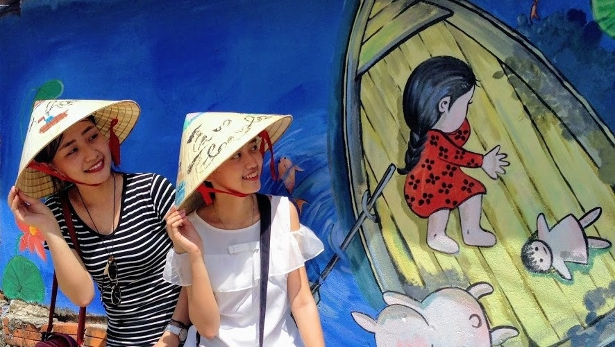 Tam Thanh est le premier village de peintures murales au Vietnam. Le village de Tam Thanh séduit de nombreux touristes, notamment les jeunes. 