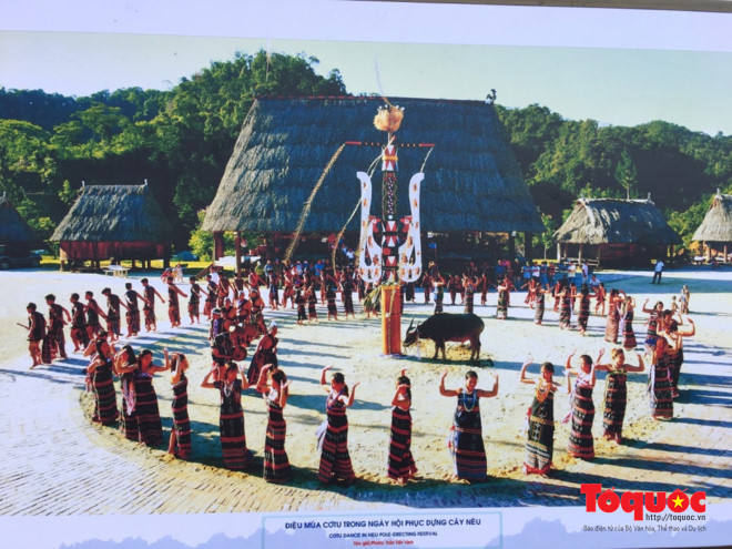 Danse de l'ethnie minoritaire Co Tu. 