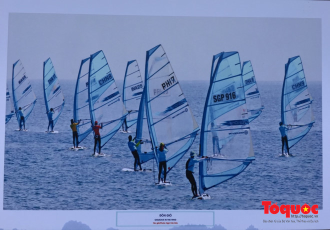 Défilé de planche à voile. 
