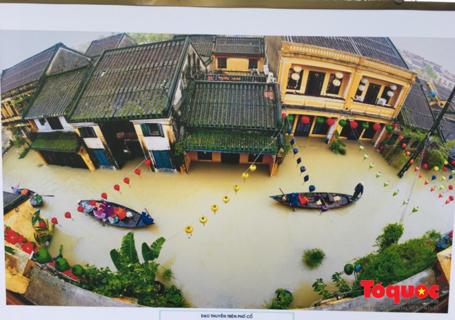 Promenade en bateau sur le Vieux quartier de Hoi An après les pluies diluviennes. 
