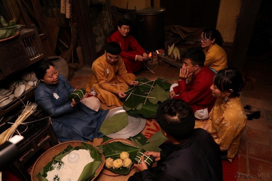  Emballage de banh chung avant le Nouvel An lunaire. 