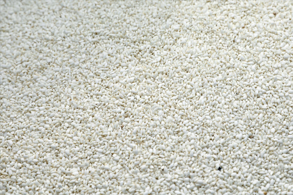 Le riz gluant parfumé est lavé, trempé dans l’eau pendant environ trois à quatre heures, retiré, égoutté, puis cuit à la vapeur. Lorsque le riz est bien cuit, on le met dans une mangeoire en bois et on le pilonne.