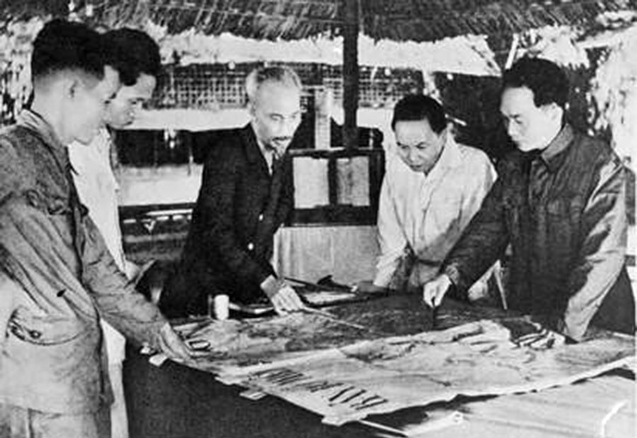 La Commission militaire examine et approuve le Plan de bataille final d'hiver-printemps 1953 - 1954 et décide d'ouvrir la campagne de Diên Biên Phu avec la détermination de détruire complètement ce complexe militaire. 