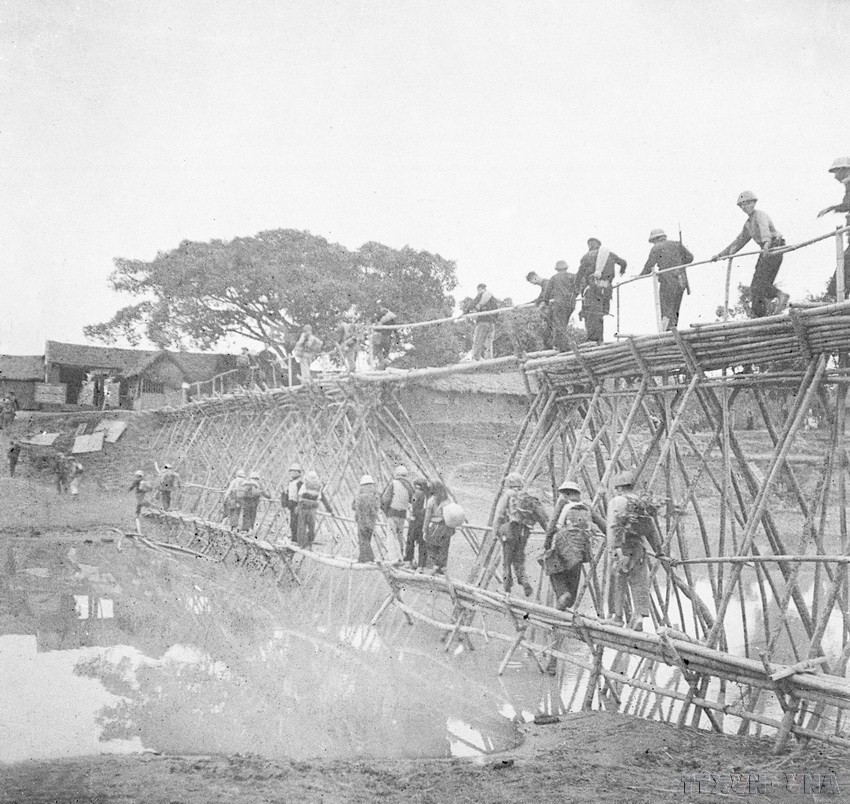 Les unités de l'armée ont gravi des cols, pataugé des ruisseaux, traversé des rivières pour s'orienter vers le Nord-Ouest (en 1952).