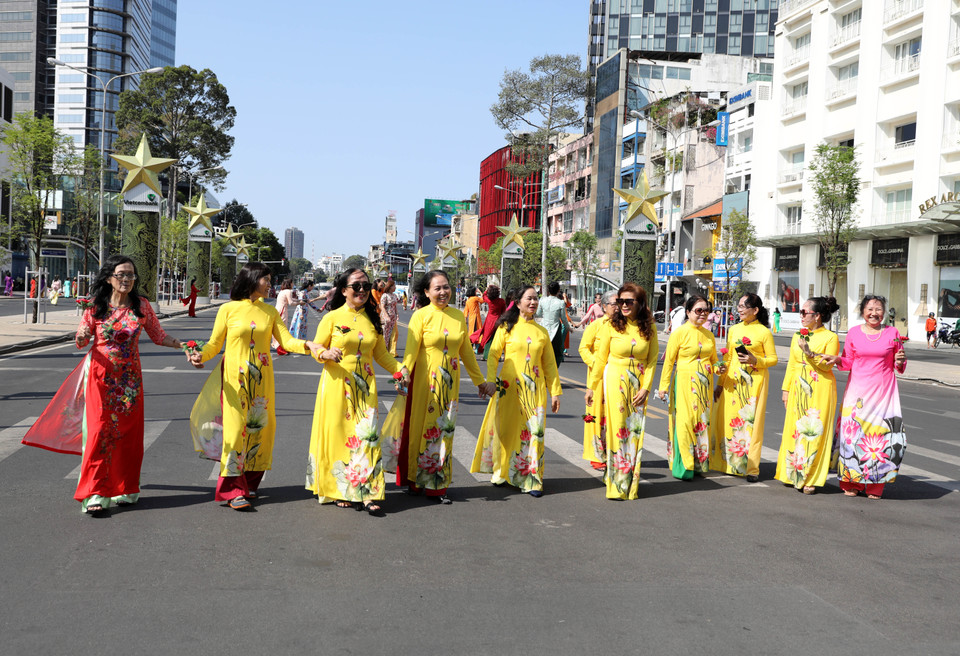 La 10e Fête de l’ao dai de Hô Chi Minh-Ville comprenait une kyrielle d'activités, notamment un programme d’art, des défilés et des expositions sur l’ao dài, un programme de remise d'ao dài à des ouvrières en situation difficile… 
