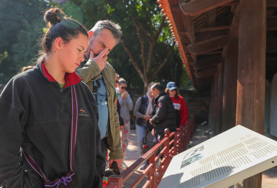 Visiteurs au Temple de la Littérature. Photo: VNA