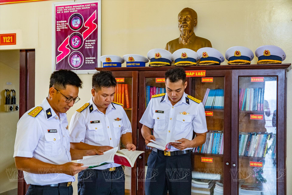 Les plateformes DK1 sont équipéee de nombreux livres et journaux pour répondre aux besoins d'apprentissage et de divertissement des soldats. Photo:VI