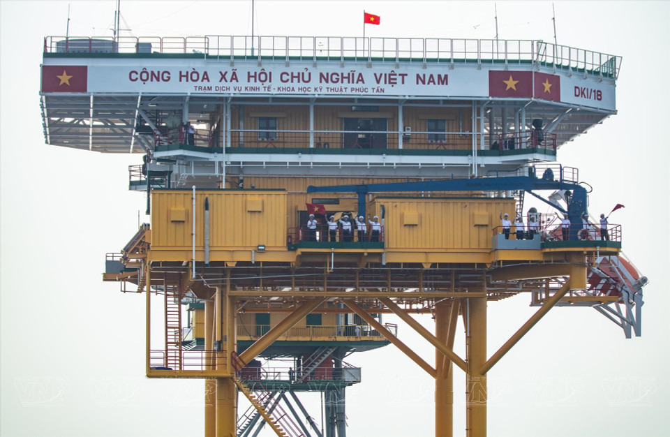 Les officiers et soldats de la plate-forme DK1/18 accueillent un groupe de travail. Photo:VI