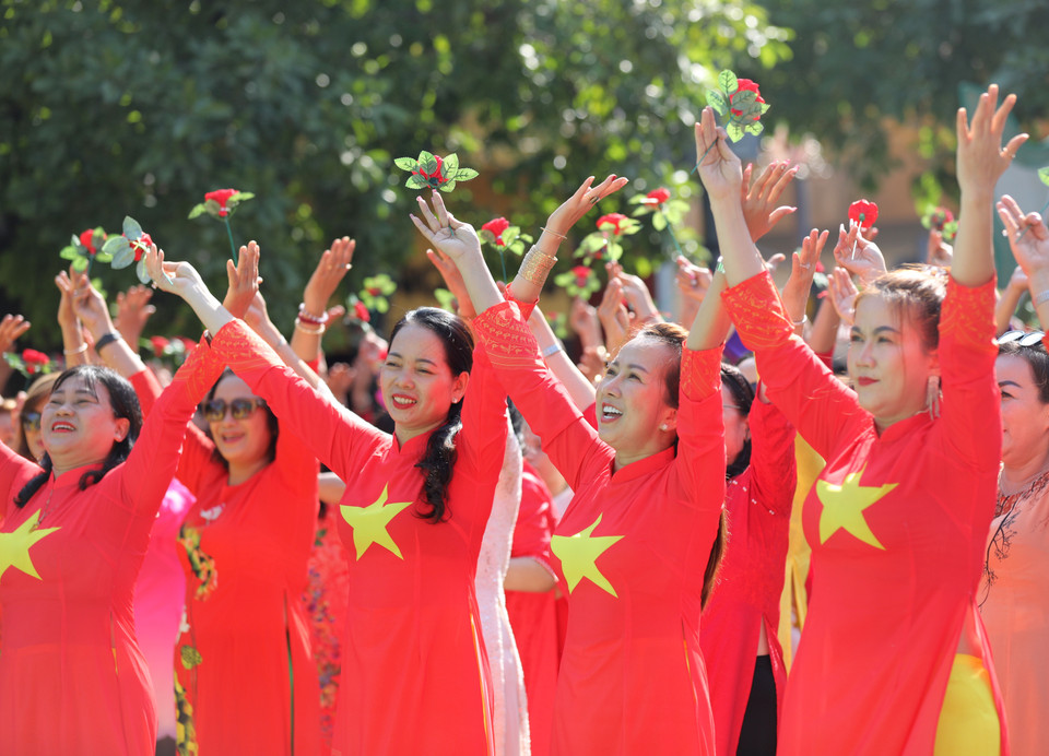 De nombreuses femmes portaient des ao dai aux couleurs du drapeau vietnamien.