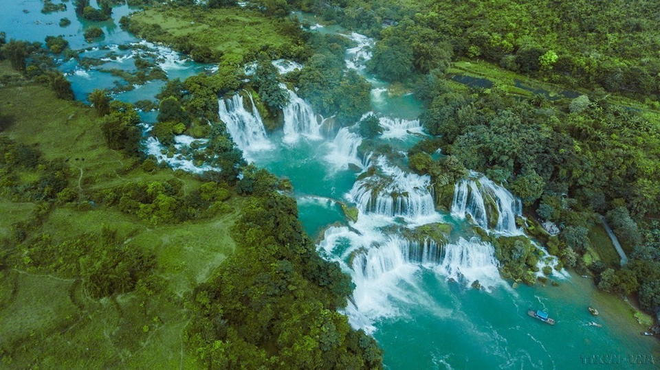 Situées dans la province de Cao Bang, à la frontière avec la Chine, les chutes de Ban Giôc sont les plus grandes d’Asie du Sud-Est. C’est une destination formidable pour les touristes désireux de sortir des sentiers battus. Photo: VNA