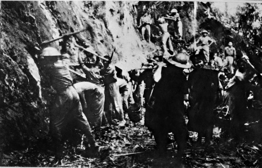 Après 56 jours et nuits, l’armée et le peuple vietnamiens ont remporté la victoire de Dien Bien Phu qui « a résonné à travers les cinq continents et a ébranlé le monde ». 