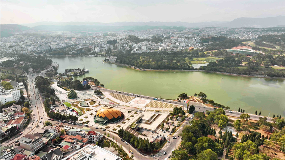 Panorama de la ville de Da Lat et du lac Xuan Huong.