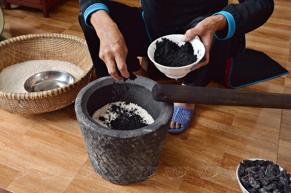 Chaque famille a sa propre recette mais la disposition des ingrédients pour la confection du bánh chưng noir reste similaire à celle du bánh chưng traditionnel. 