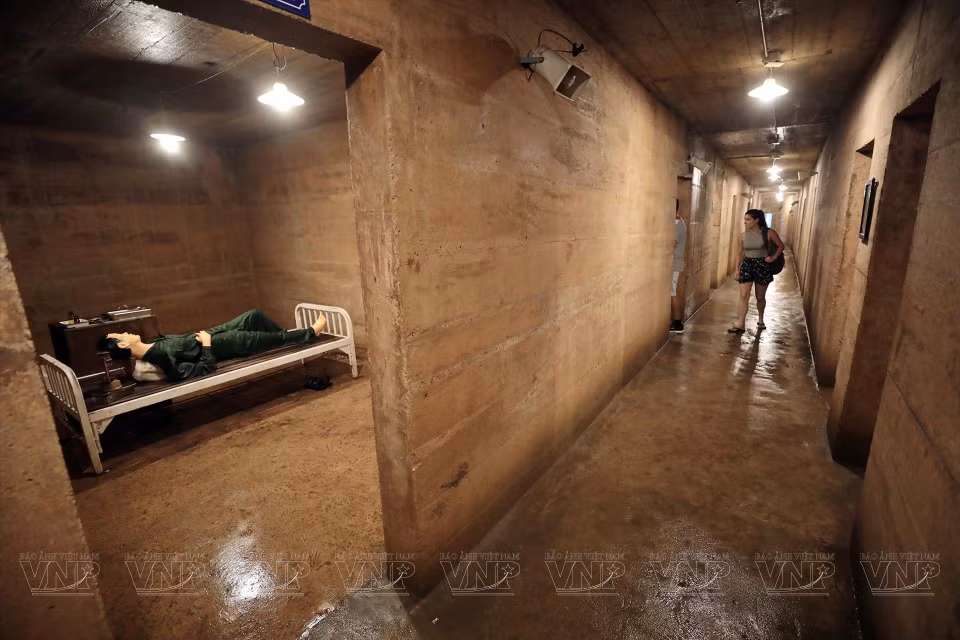 Malgré des incidents de l’histoire et du climat, la structure de la grotte reste bien gardée. La grotte souterraine Quan Y devient aujourd’hui non seulement la fierté de la médecine militaire vietnamienne mais encore un site touristique attrayant pour les touristes.