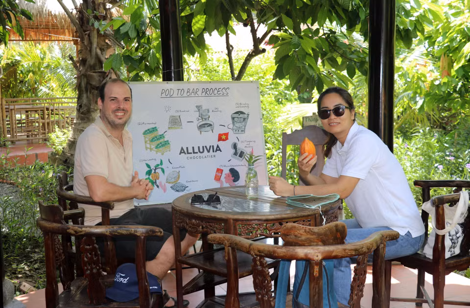 Des touristes étrangers visitent le jardin des cacaoyers et la chocolaterie Alluvia de la Sarl de cacao Xuan Ron Cho Gao. Photo: VNA