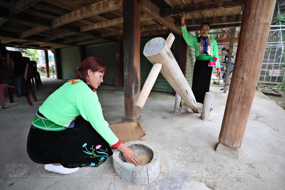 Elles portent le costume traditionnel même dans les activités quotidiennes.