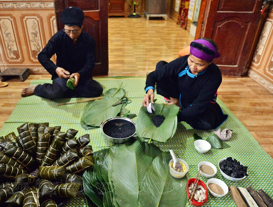 Pour que le gâteau se conserve durant un mois, il faut choisir une variété du riz gluant parfumée et fibreuse. Le riz gluant cultivé sur les flancs des montagnes est apprécié. Les feuilles de dong (phrynium) et la cardamome constituent deux autres ingrédients indispensables.