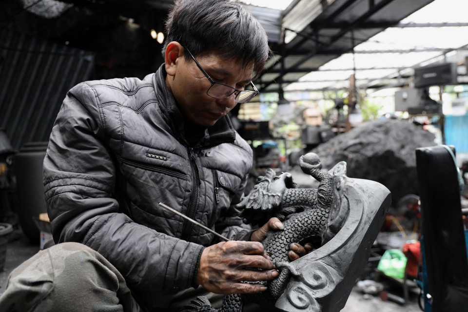 Dans la ville de Ha Long, plusieurs artisans perpétuent ce métier, malgré des revenus à peine suffisant pour vivre, la saleté et la poussière qui rongent les poumons.