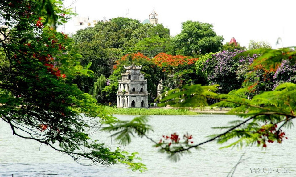 Corbeille de fleurs au coeur de la capitale millénaire, le lac Hoàn Kiêm (Épée restituée), avec son paysage calme et luxuriant, est un véritable miracle de poésie qui rend Hanoi unique aux yeux des touristes et en fait un lieu particulièrement attachant. Photo:VNA