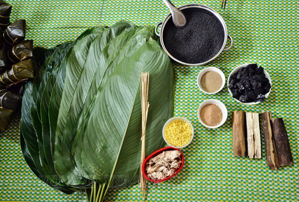 Les ingrédients sont très variés : riz gluant, viande de porc, haricots mungo, cardamome et un élément spécial : de la poudre de charbon de bois de nuc nac, une plante alimentaire et médicinale. 