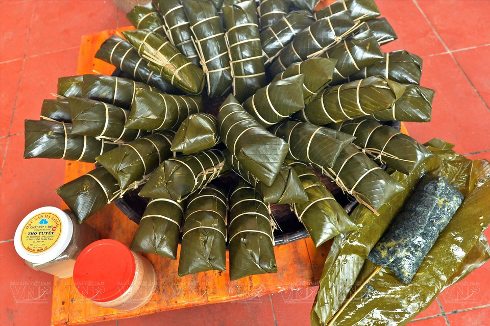 Le processus de fabrication du bánh chưng est une opportunité pour le regroupement familial. En dégustant un morceau de bánh chưng noir des Tày à Bac Hà, les convives ressentiront le goût gras de la viande de porc, les arômes de la cardamome et du riz gluant. L’arrière-goût très particulier de la plante nuc nac rend ce plat intéressant et particulier.