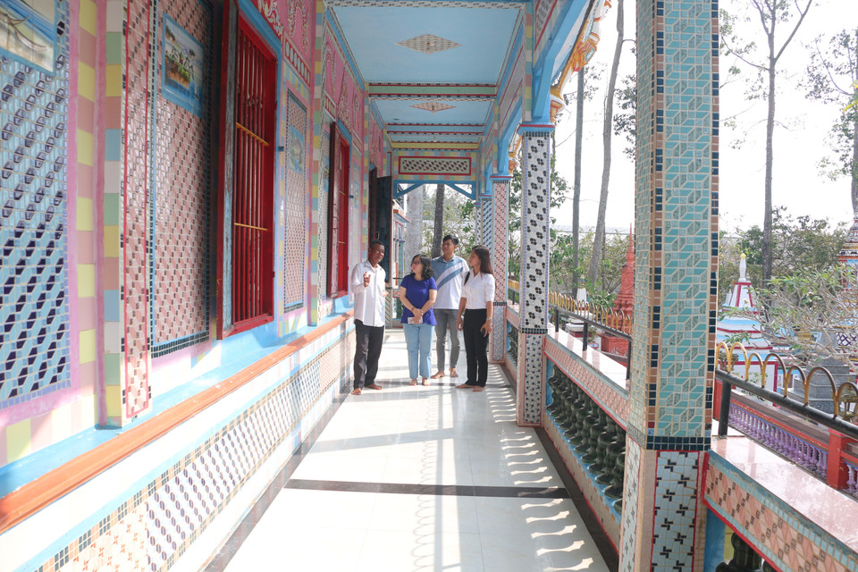 Chén Kiêu a une beauté resplendissante, témoignant de la créativité et du raffinement esthétique des Khmers ainsi que de leur profonde connaissance de la culture bouddhiste.