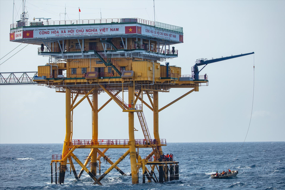 Le réseau de plates-formes DK1 est équipé d'équipements modernes, répondant bien aux missions de protection de la souveraineté maritime et insulaire. Photo: VI