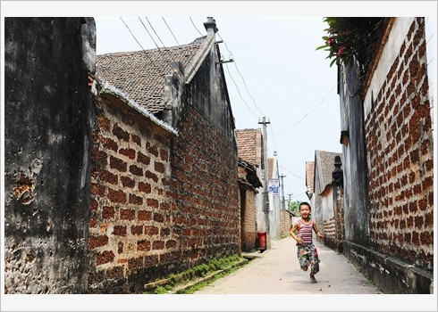 Dans l’une des rues du village.