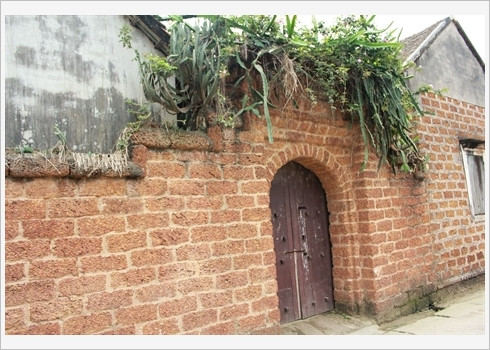 Les murs en latérite inspirent les photographes.