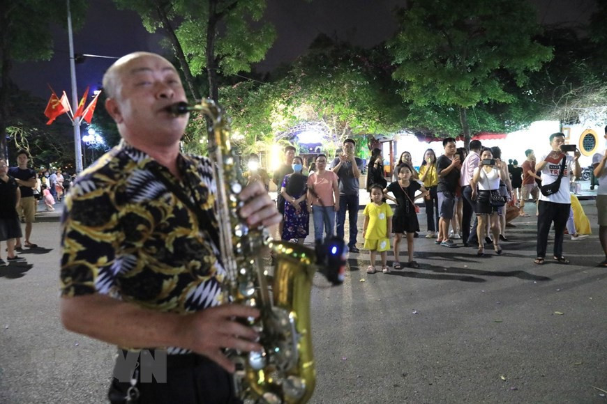 La zone piétonne autour du lac de Hoan Kiem est le lieu où se tiennent de nombreux activités et événements artistiques et culturels. Photo: VNA