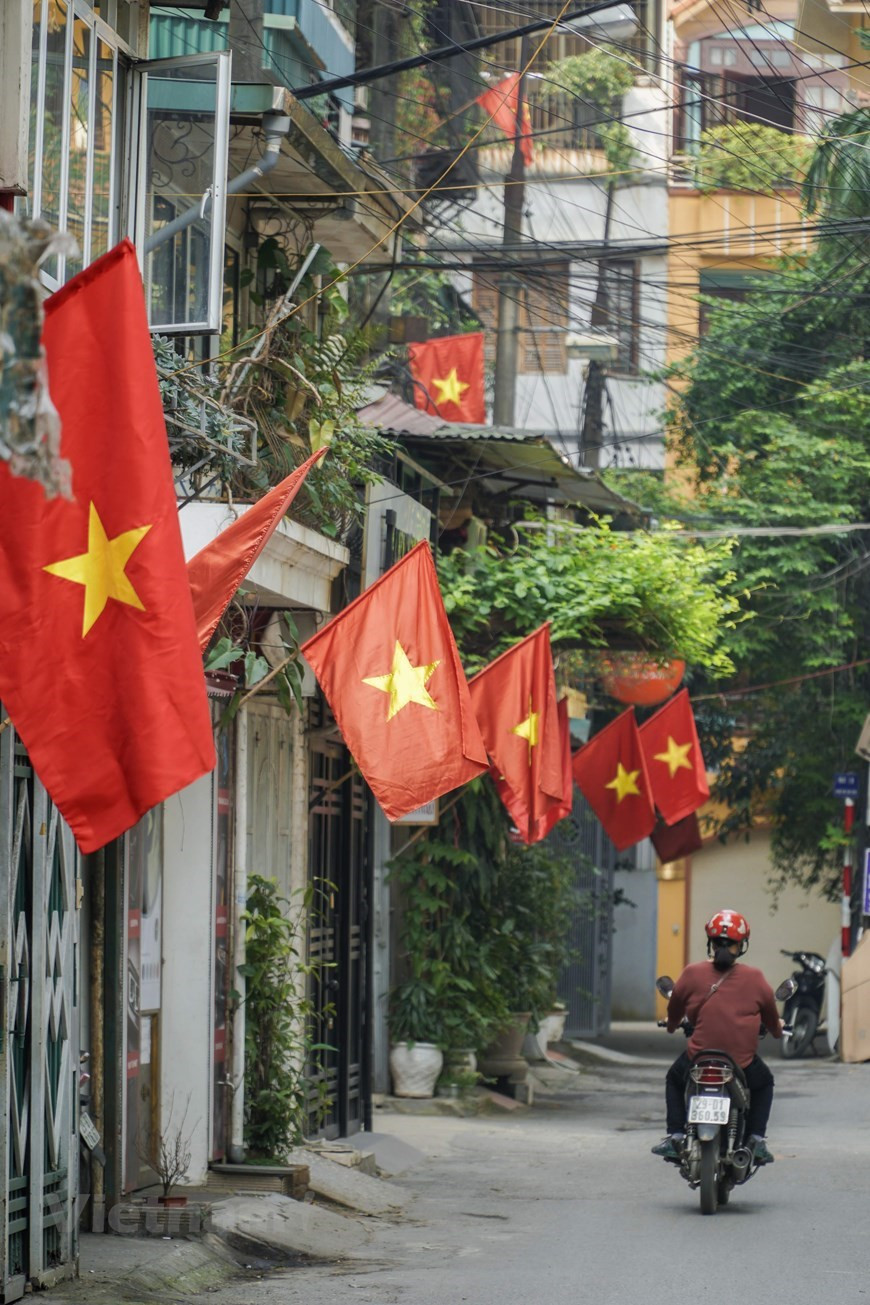 Le drapeau national omniprésent dans les rues de Hanoï. Photo: VNA