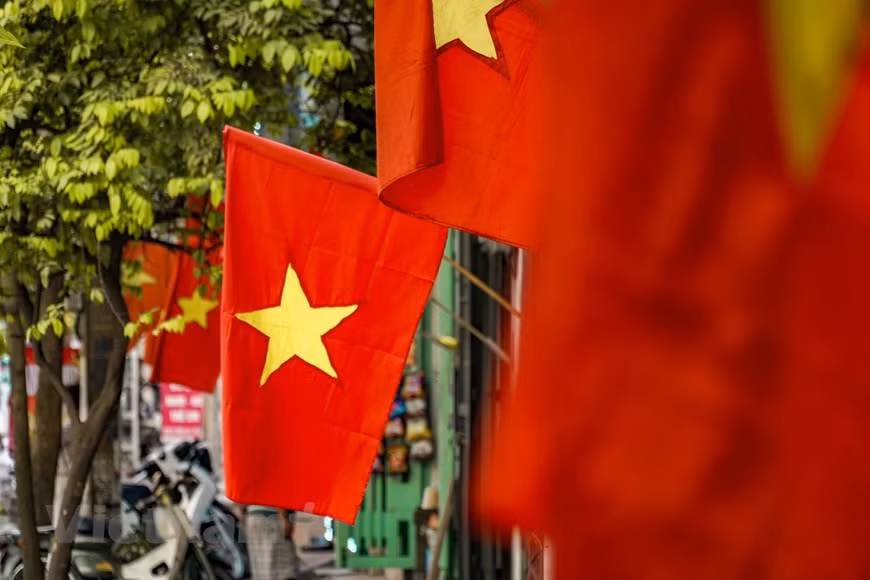 Pas une rue sans drapeau national à Hanoï, des plus grands boulevards aux ruelles les plus étroites. Photo: VNA