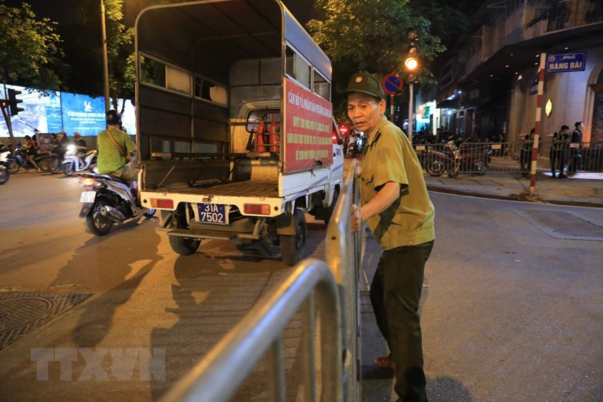 Des barricades tenues par la police de la ville sont installées pour empêcher l'entrée des véhicules dans la zone piétonne. Photo: VNA