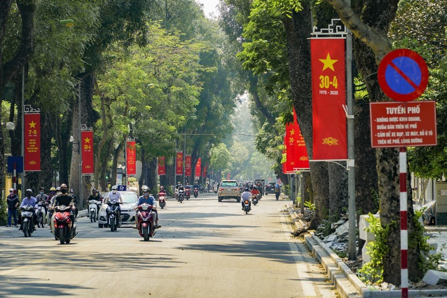 De nombreuses rues de Hanoï décorées de drapeaux et de slogans pour célébrer le 45e anniversaire de la libération du Sud et de la réunification nationale. Photo: VNA